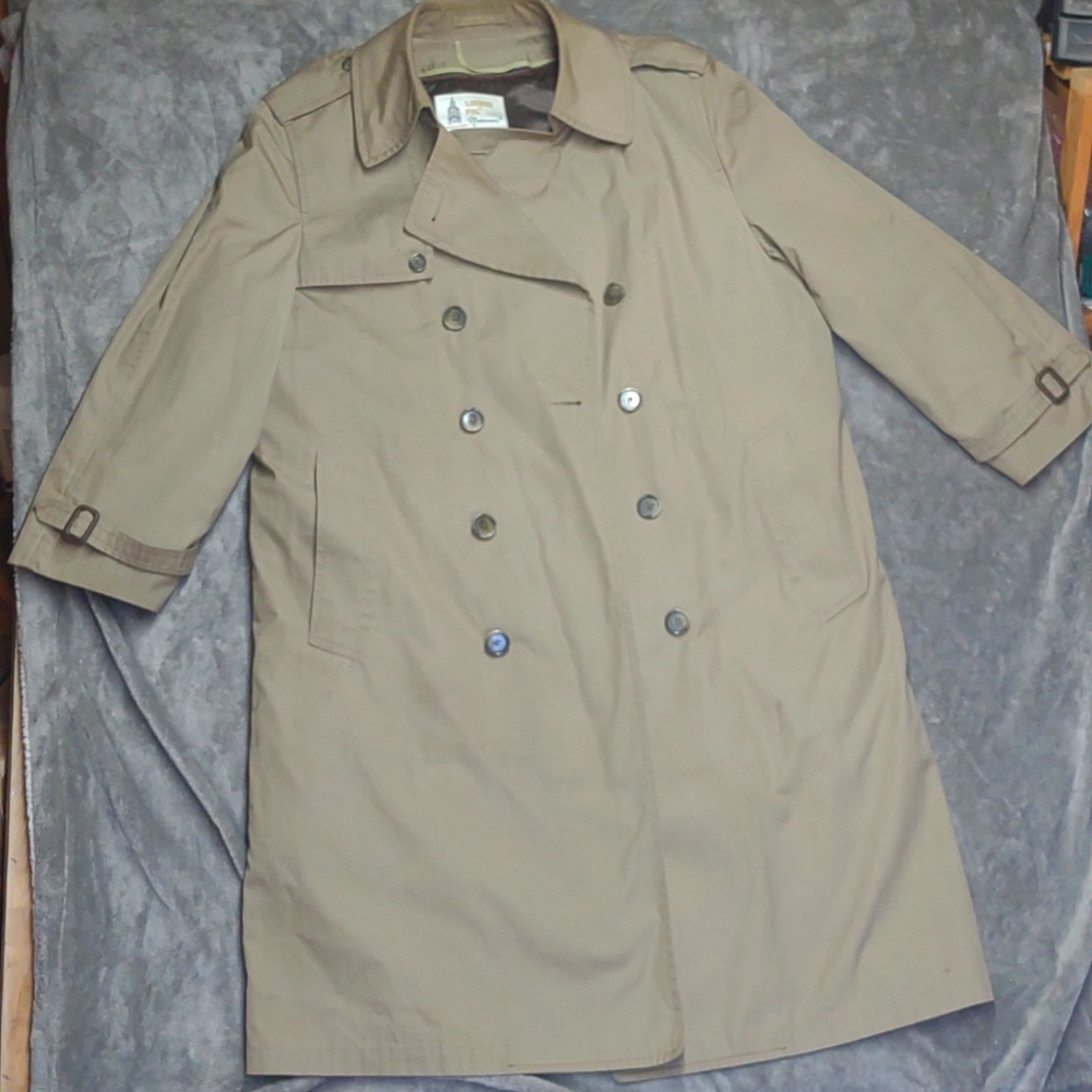 London Fog men's iconic double-breasted trench coat in British Khaki sz 42 reg